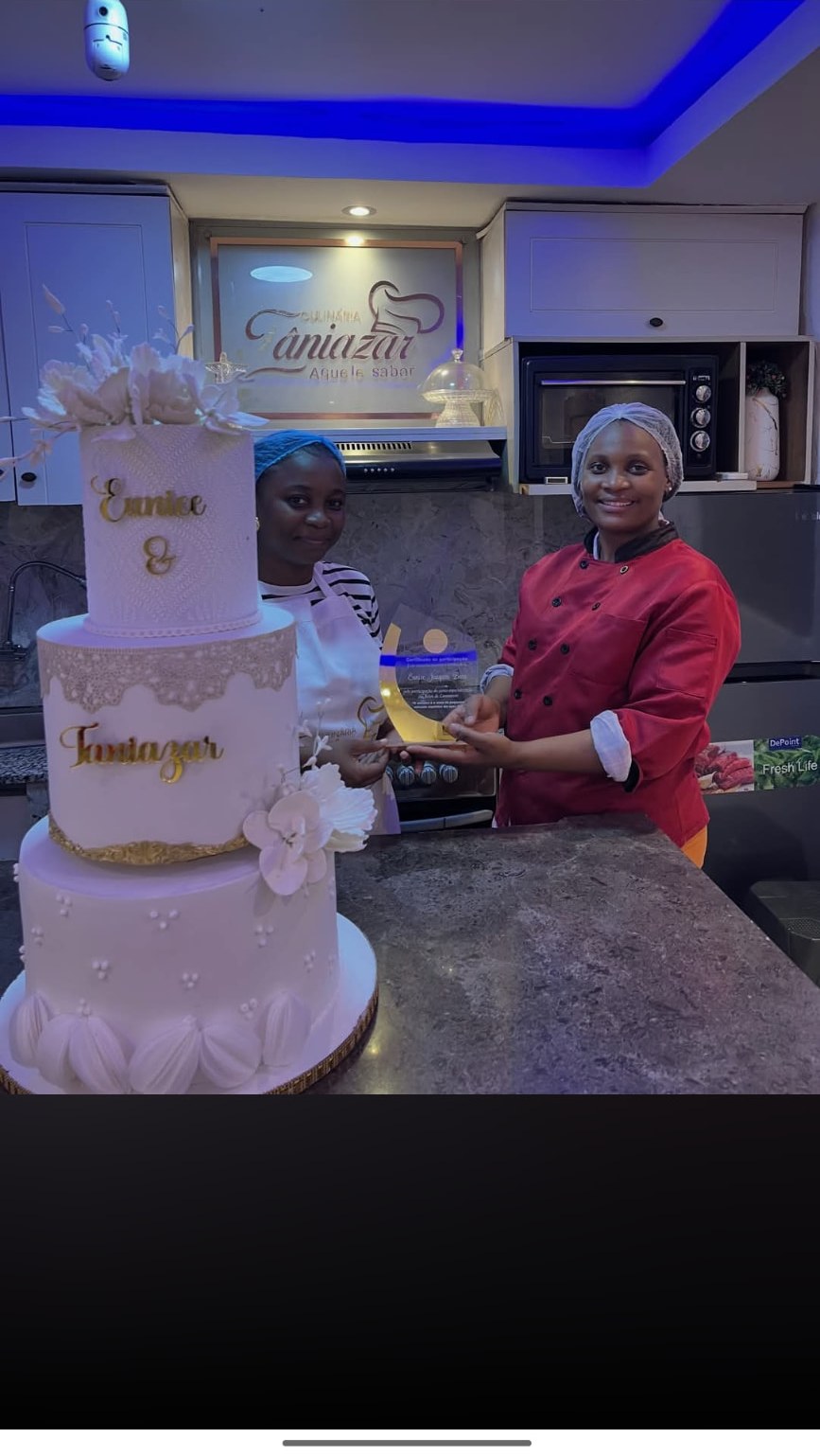 Bolo de casamento de vários andares com flores brancas
