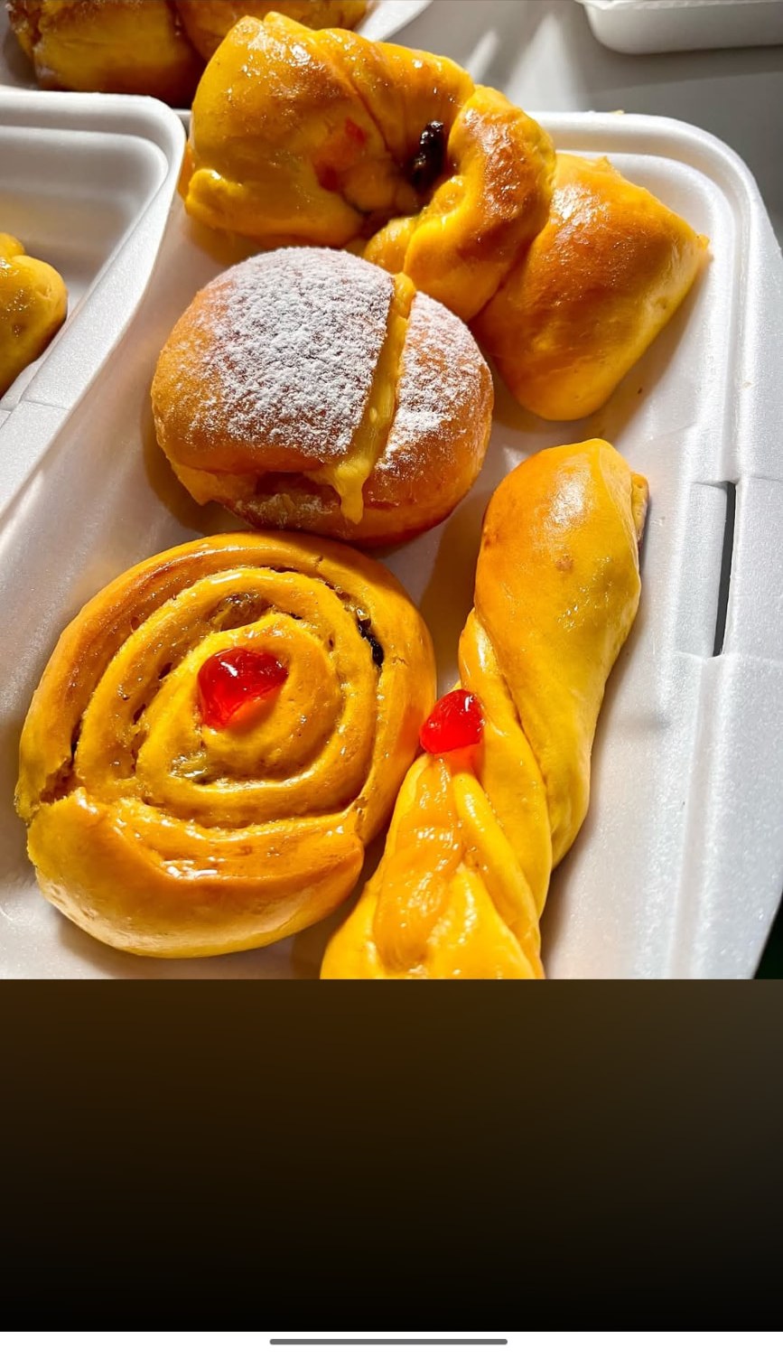 Bolo de andares com letras douradas em produção